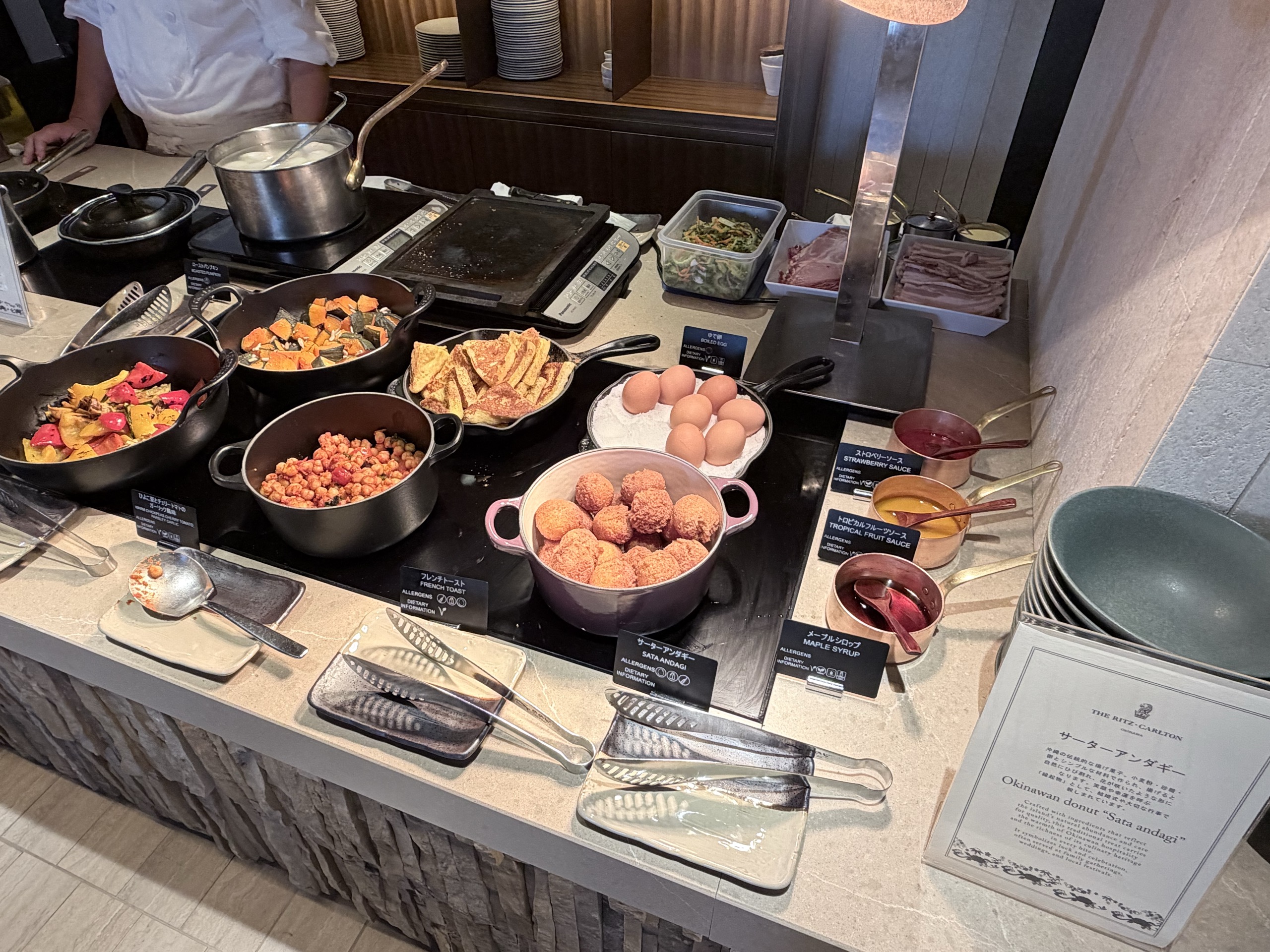 サーターアンダギーと温かい料理