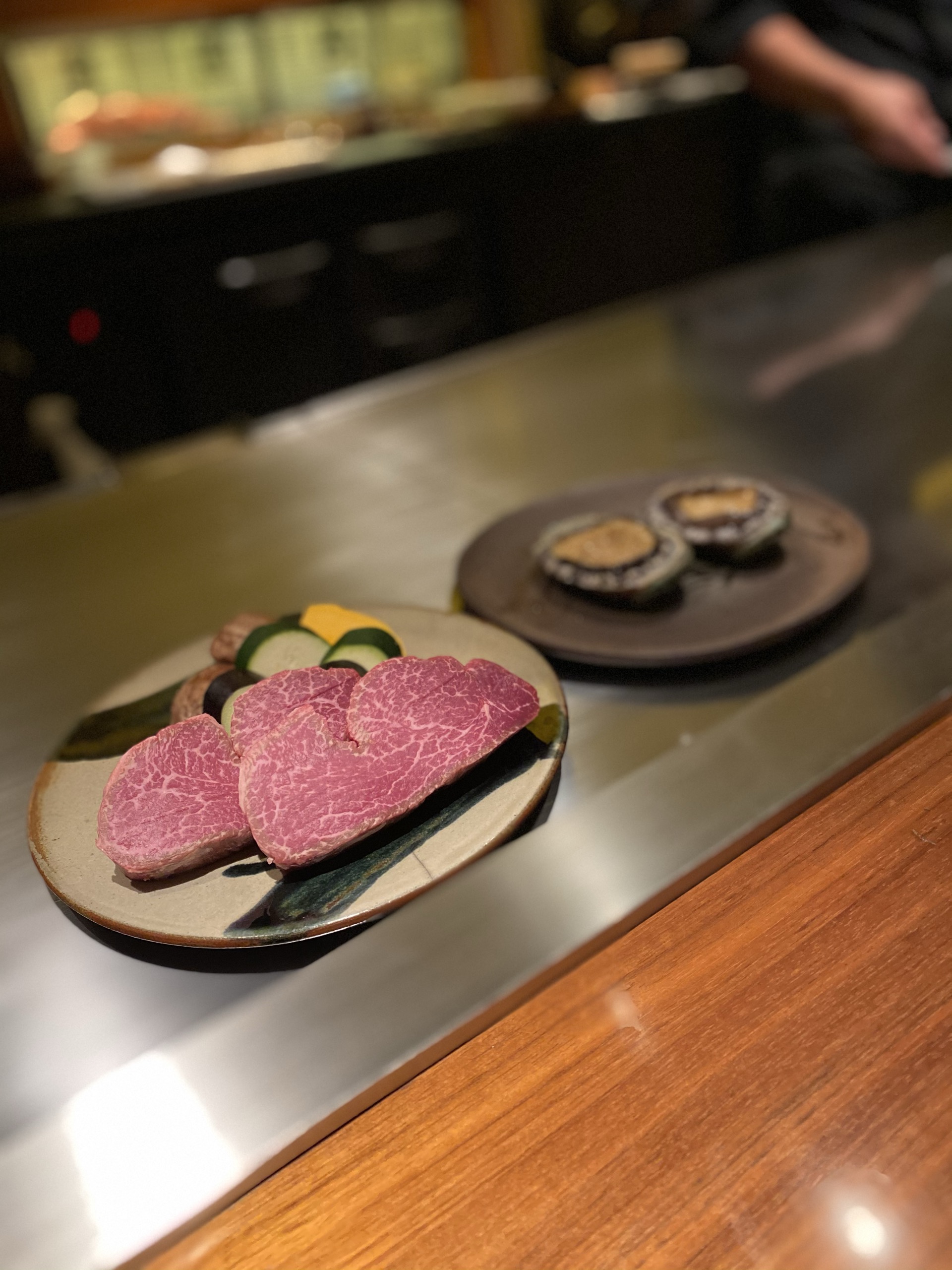 鉄板の上の、焼く前のお肉と野菜