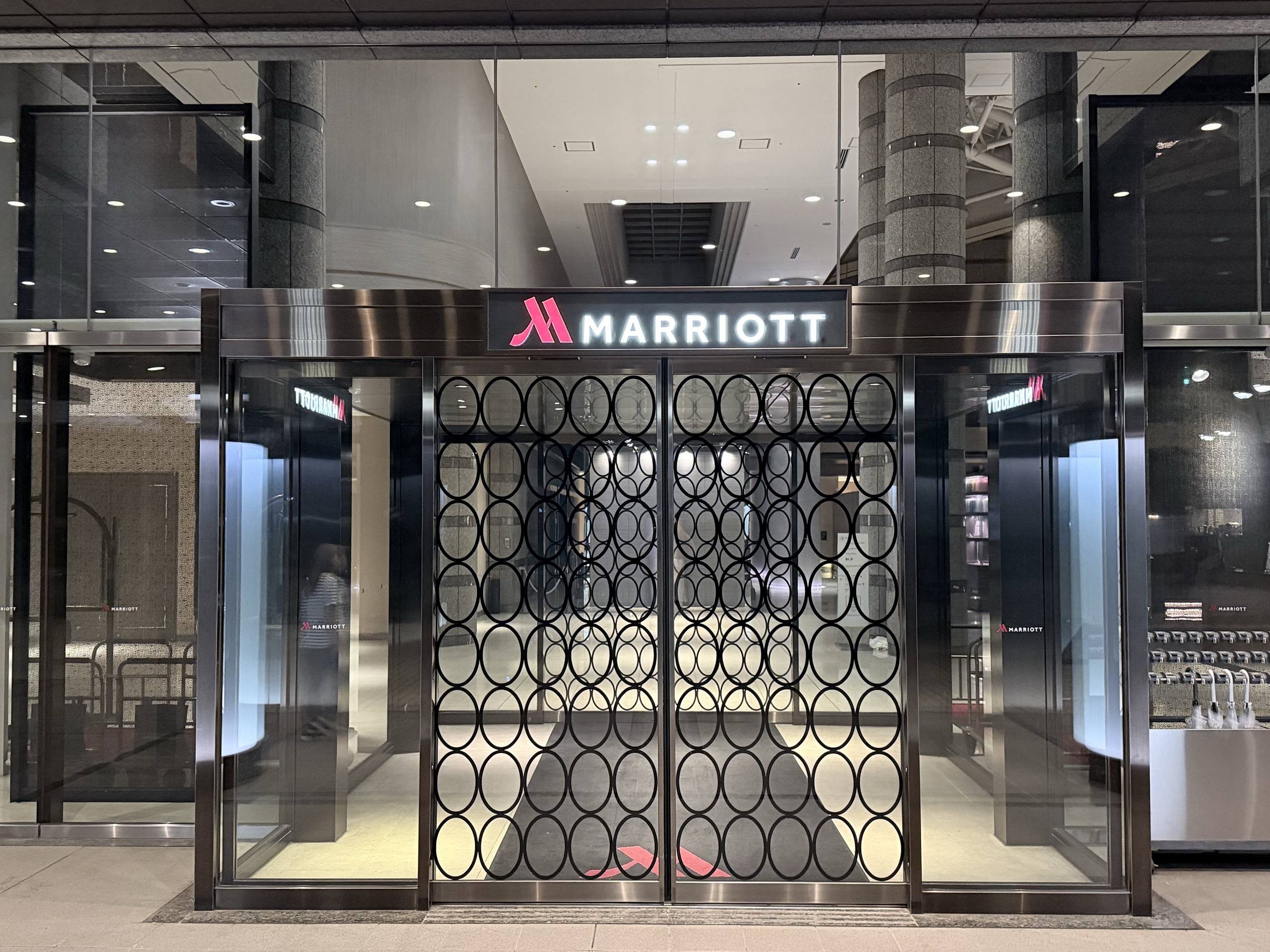 MARRIOTT の看板がある入口