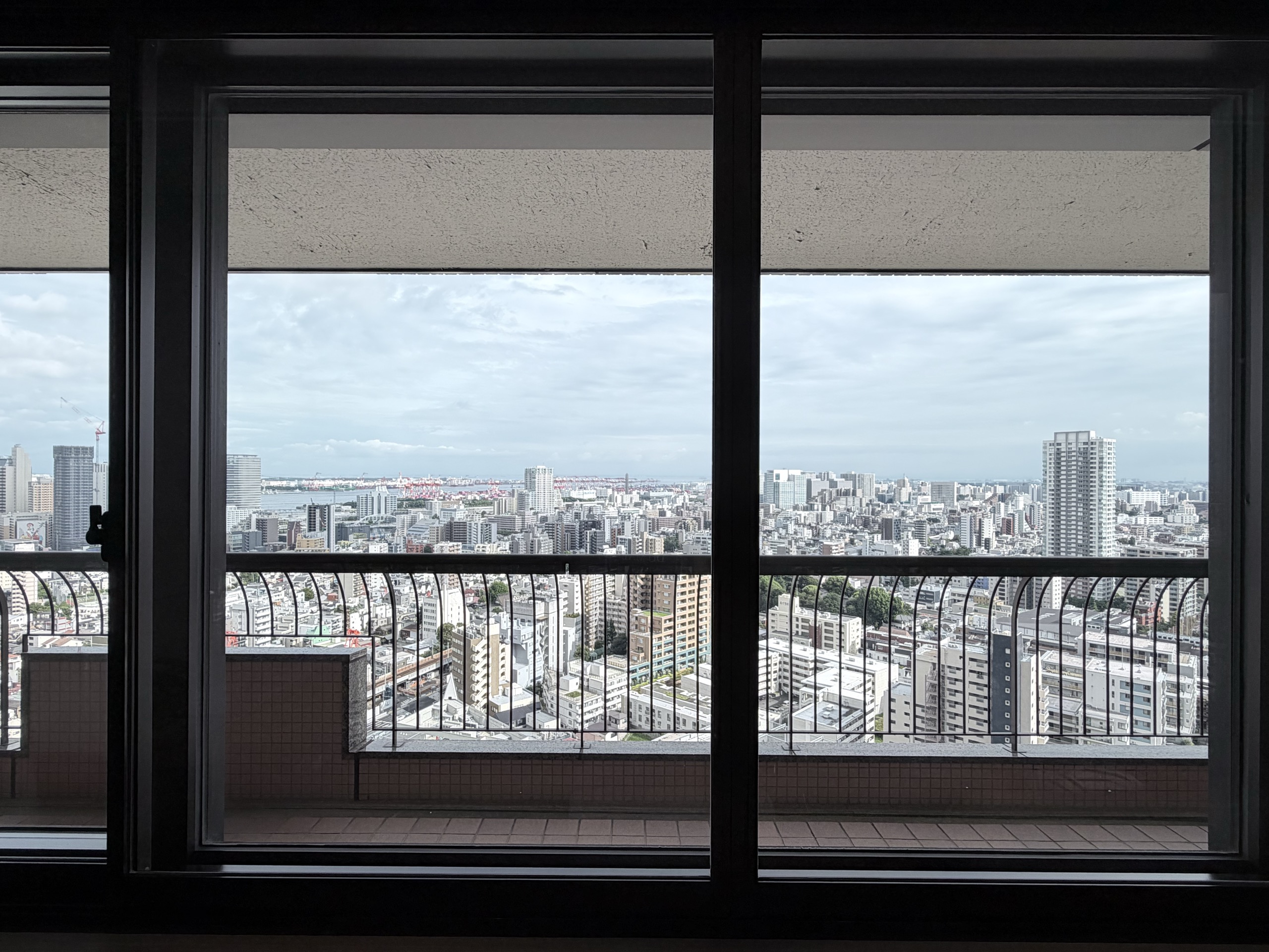 窓の外の広いテラス