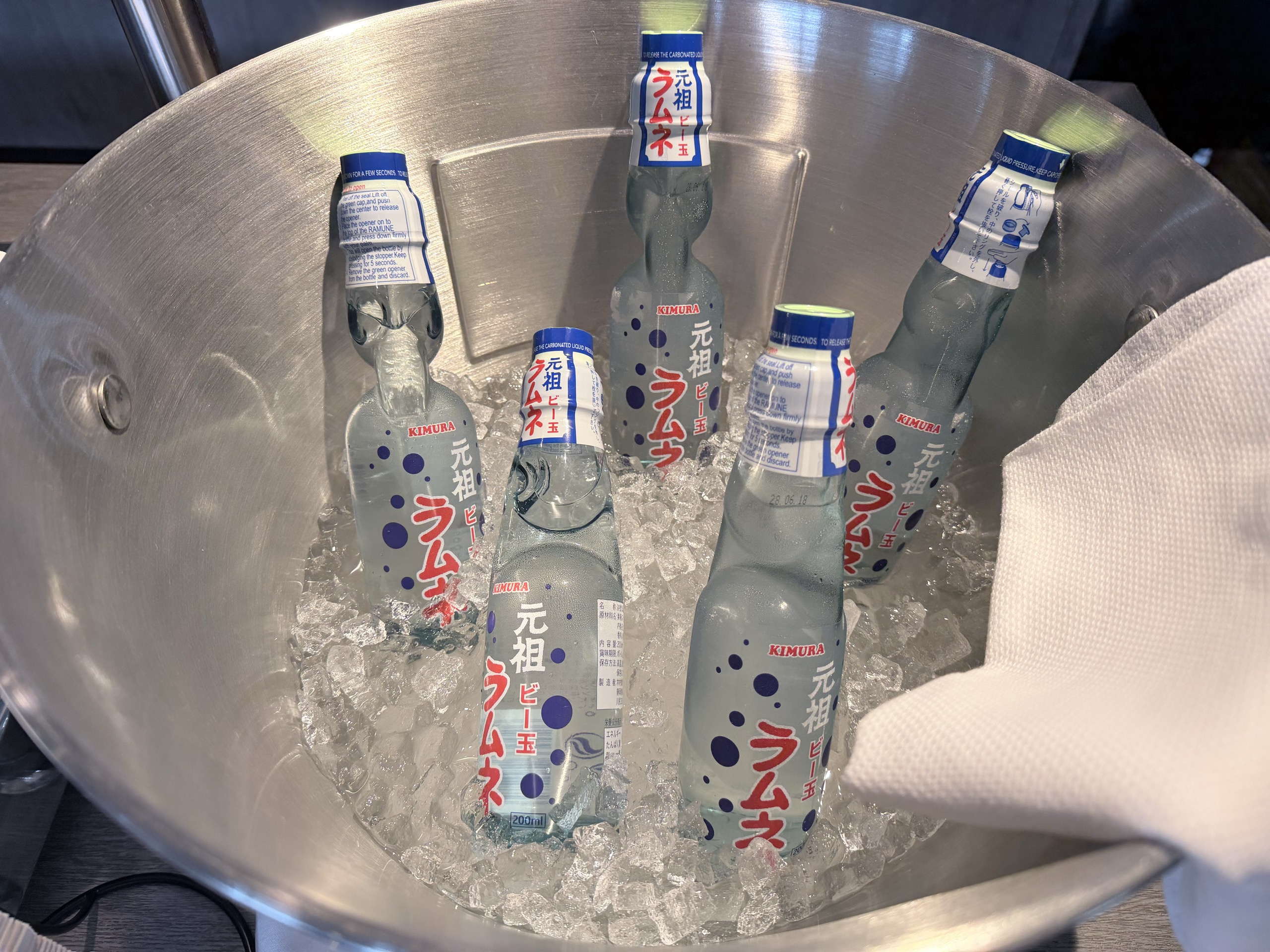 氷を入れた桶の瓶のラムネ
