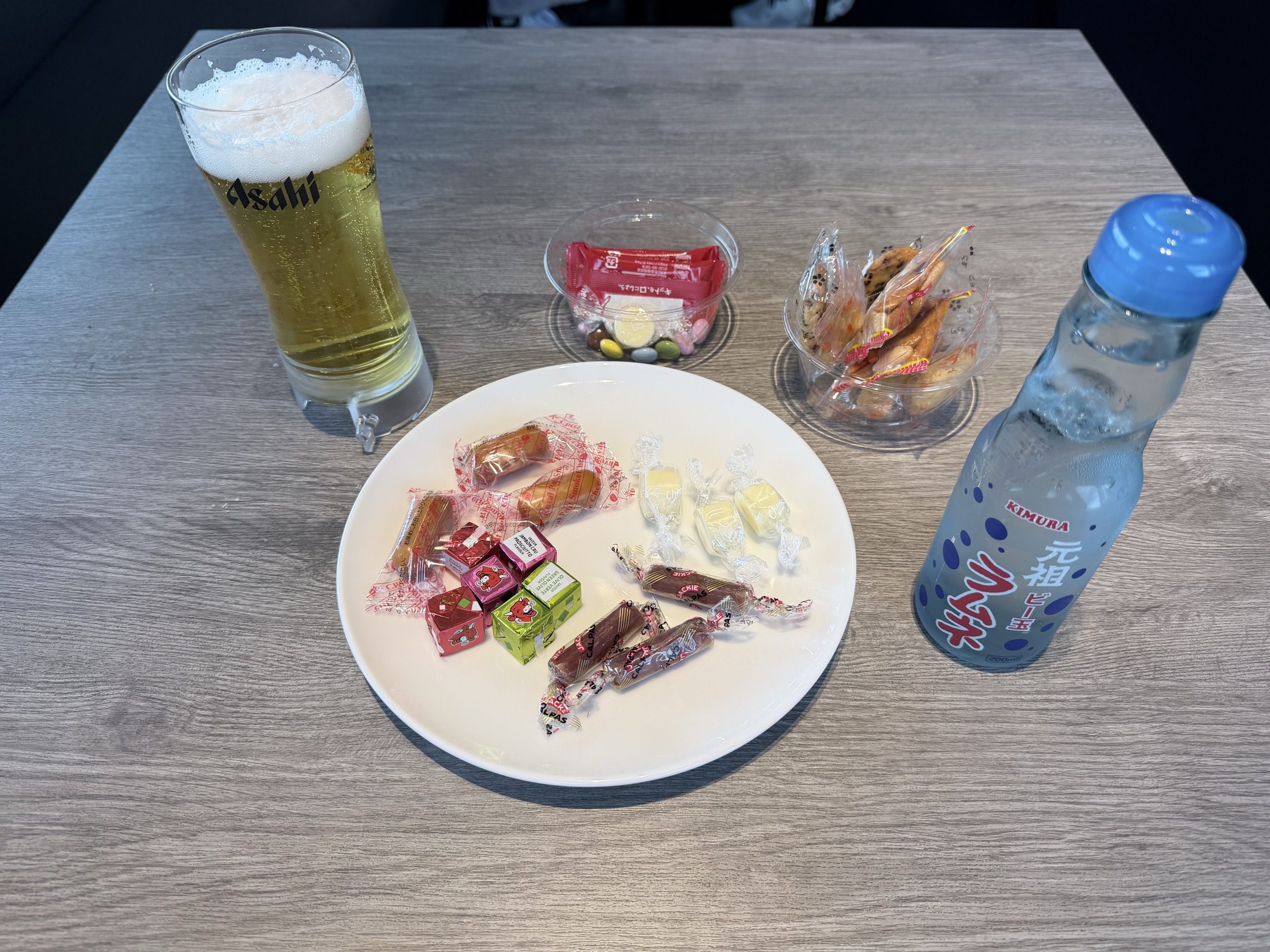 瓶のラムネとおつまみ