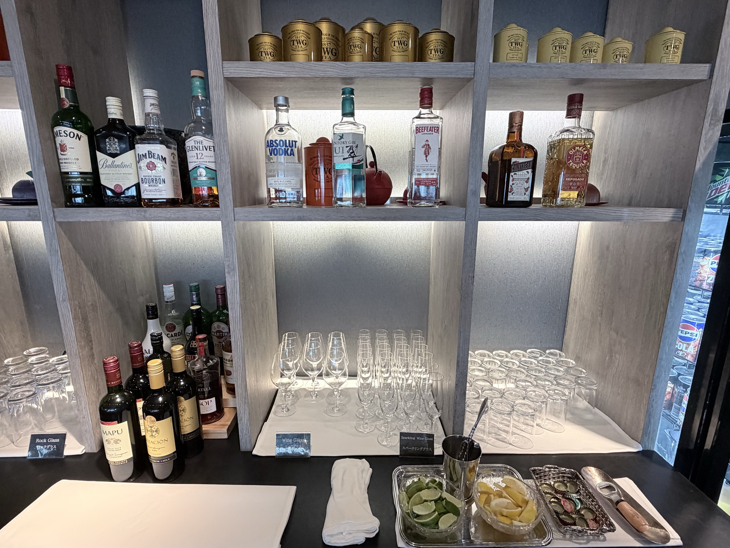 お酒とグラスの棚