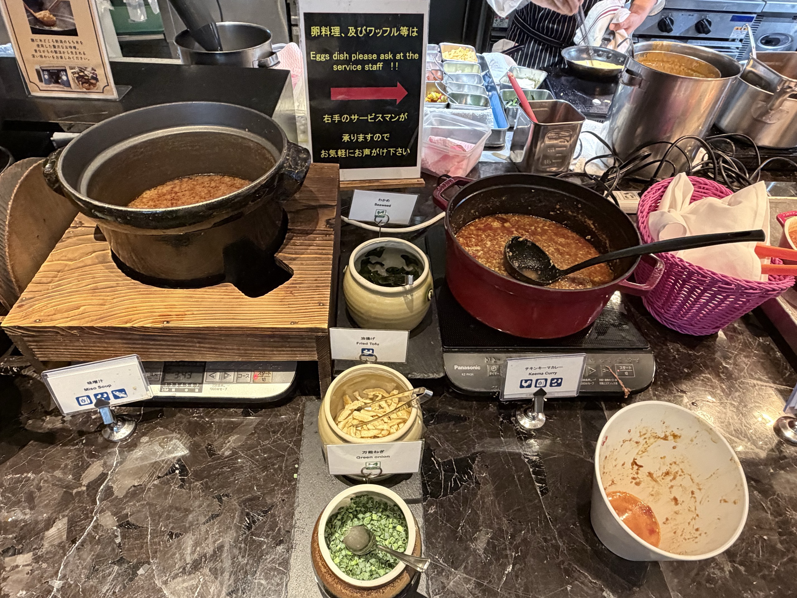 味噌汁とチキンキーマカレーのコーナー