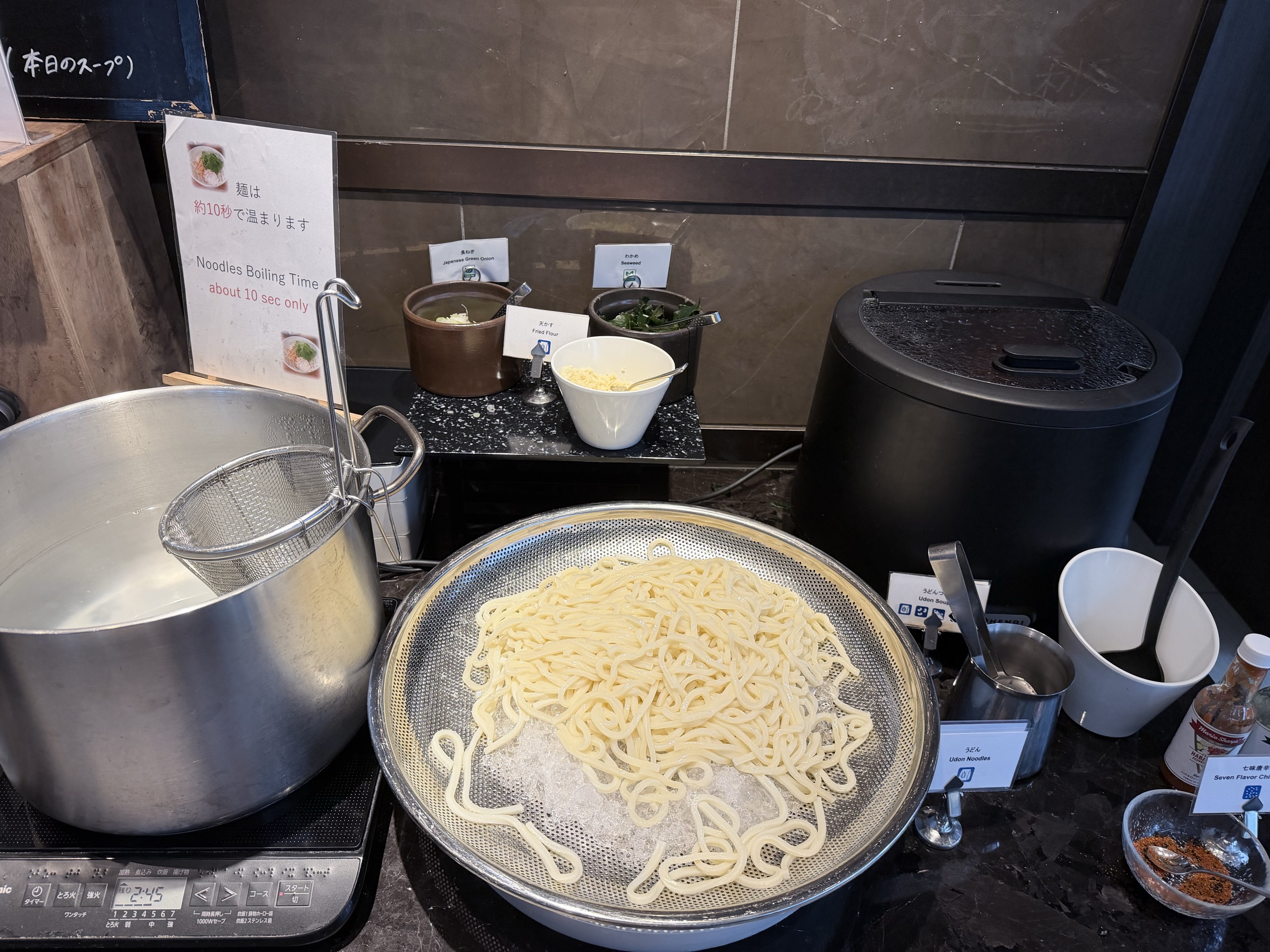 朝食のうどんのコーナー