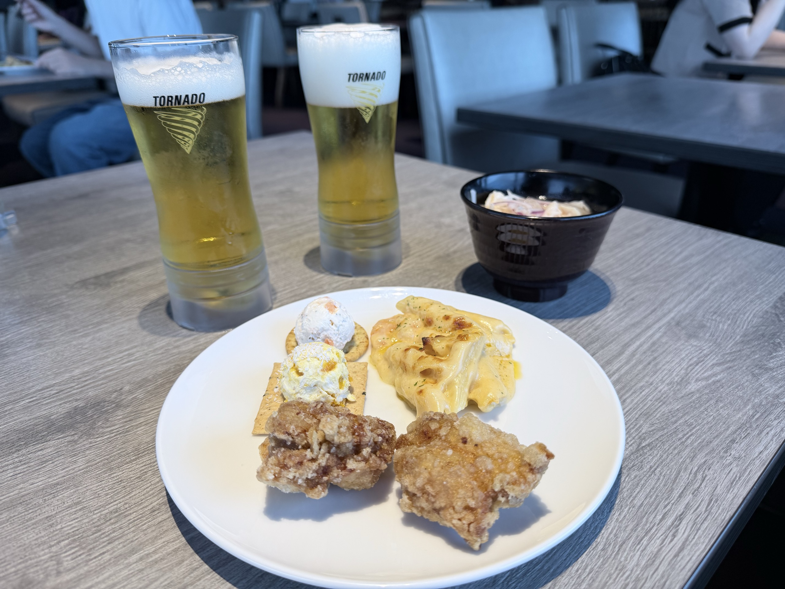 イブニングカクテルの料理とビール、麺の椀